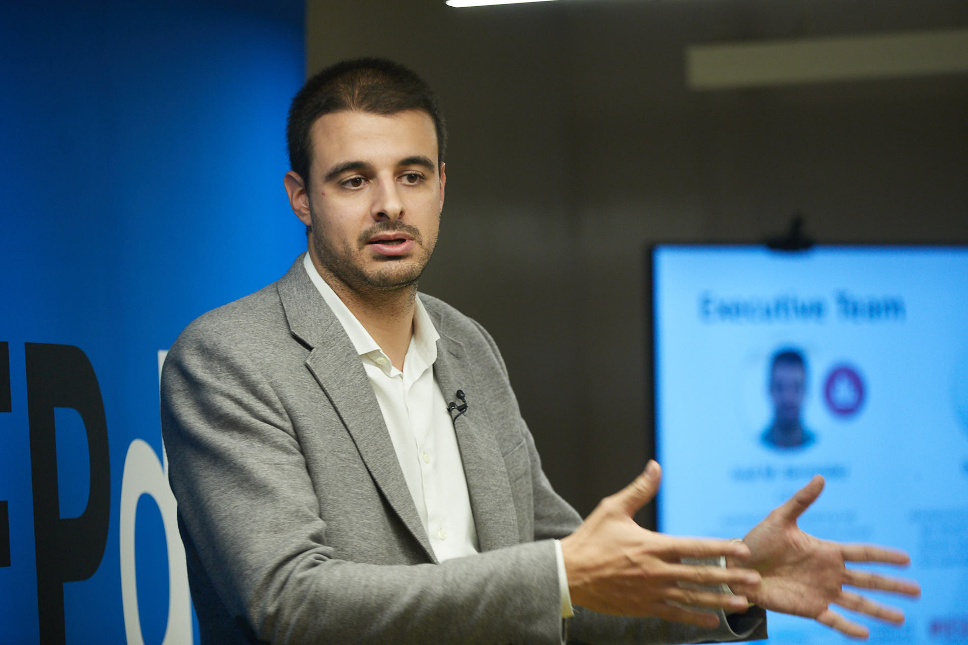 José Miguel Bermúdez en una charla con jóvenes