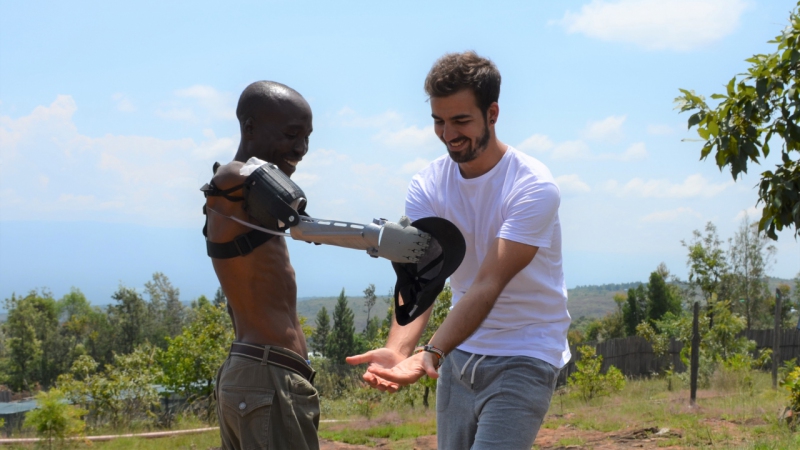 Ayúdame3D envia més de 30 braços impresos en 3D a Mali, el Senegal i el Líban