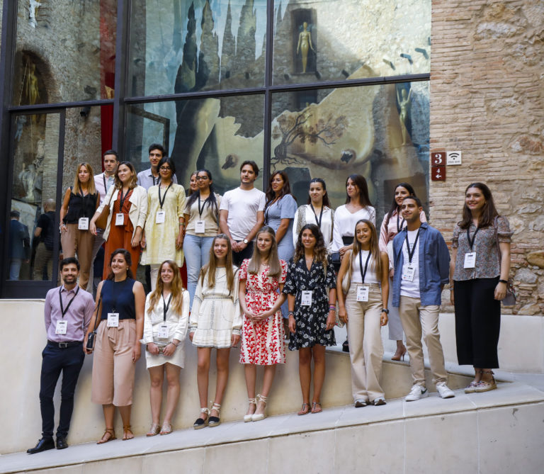 La Princesa de Asturias y de Girona y la Infanta Sofía se reúnen con jóvenes de la FPdGi ￼