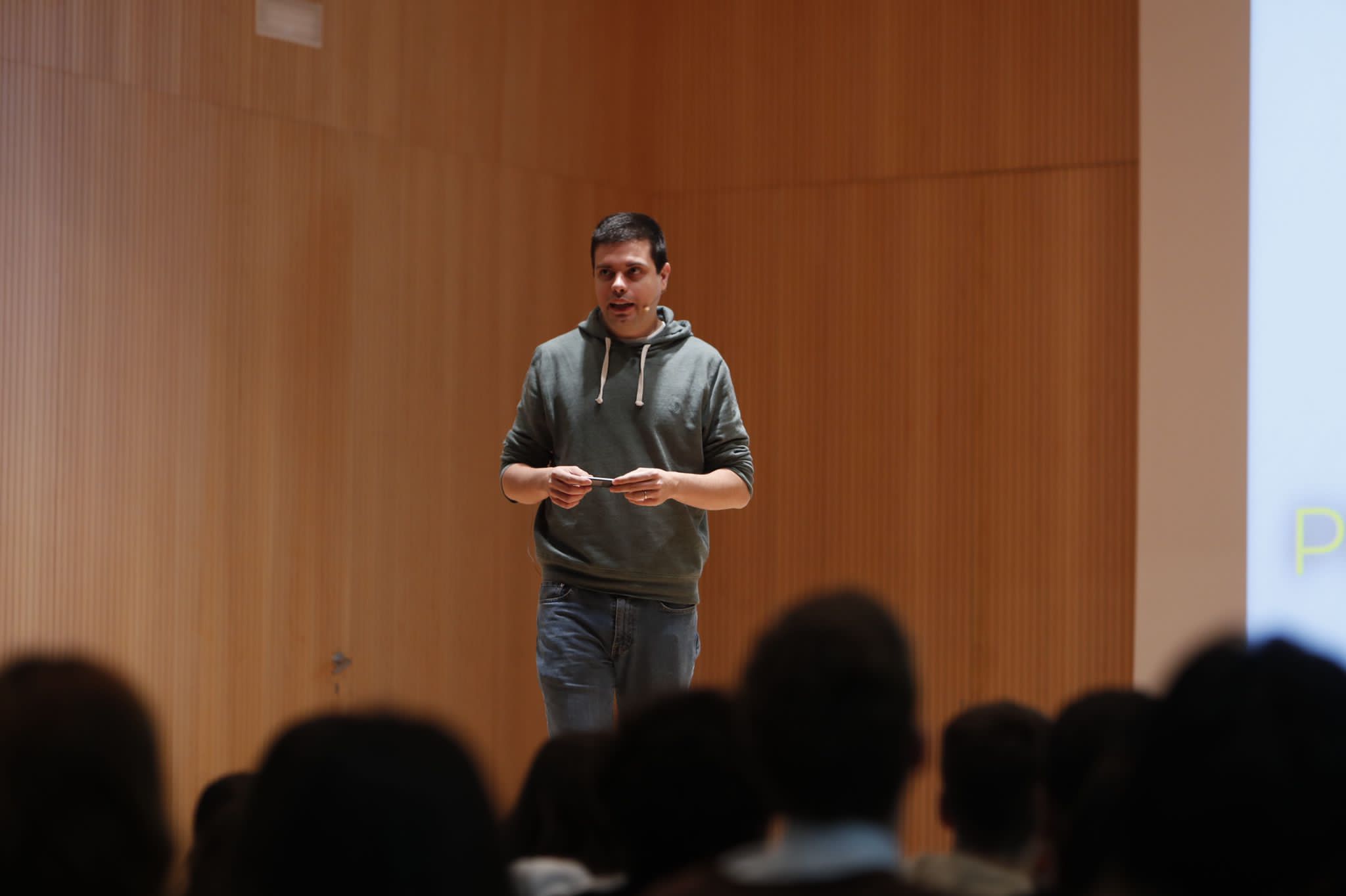 Talent Sessions del Tour del talento. Un formato de píldoras formativas, inspiradoras y prácticas para acercar a los jóvenes oportunidades profesionales de futuro, competencias y conocimientos tecnológicos o proyectos de impacto social transformadores.