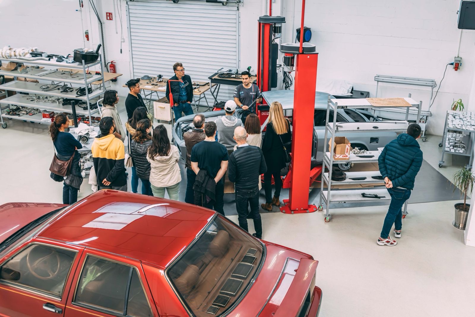 Estudiantes de MasterD visitan el Auto Taller Alcalà en una actividad organizada por la Fundación Princesa de Girona