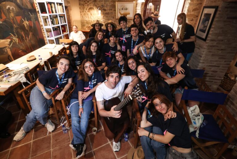 La Fundación Princesa de Girona ha celebrado el primer bootcamp para cantantes emergentes con propósito en Sant Martí Vell, un entorno único restaurado por la célebre diseñadora de joyas y filántropa Elsa Peretti