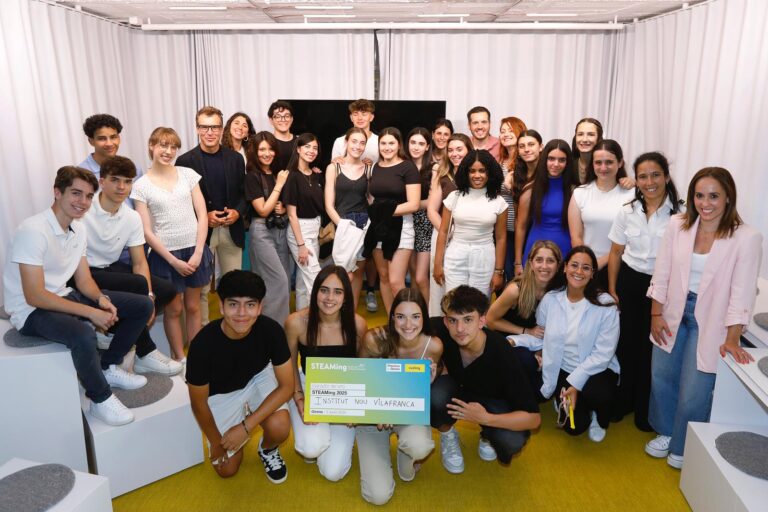 Més de 500 alumnes catalans participen a la 1a edició de «STEAMing: donant ales al talent femení», el programa de Vueling i la Fundació Princesa de Girona que apropa les carreres STEAM als joves
