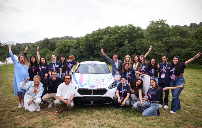 La Fundación Princesa de Girona ha celebrado el primer bootcamp para cantantes emergentes con propósito en Sant Martí Vell, un entorno único restaurado por la célebre diseñadora de joyas y filántropa Elsa Peretti