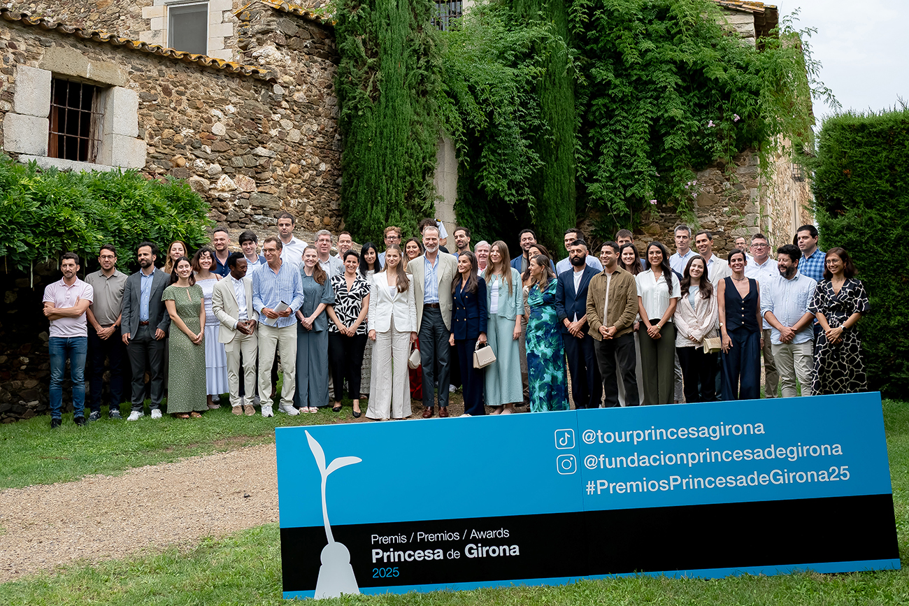 La Princesa d’Astúries i de Girona i la Infanta Sofia descobreixen el llegat artístic d’Elsa Peretti a Sant Martí Vell, a Girona