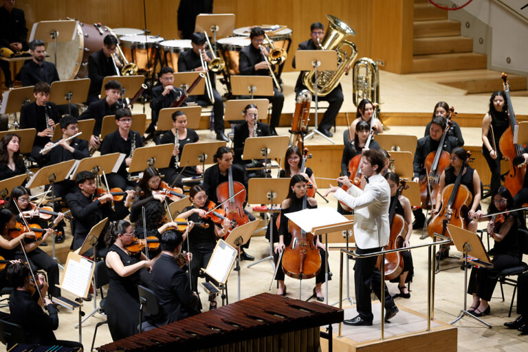 Andrés Salado dirige la Orquestra Sinfónica Juvenil de Costa Rica en dos conciertos benéficos a favor de los afectados por la DANA