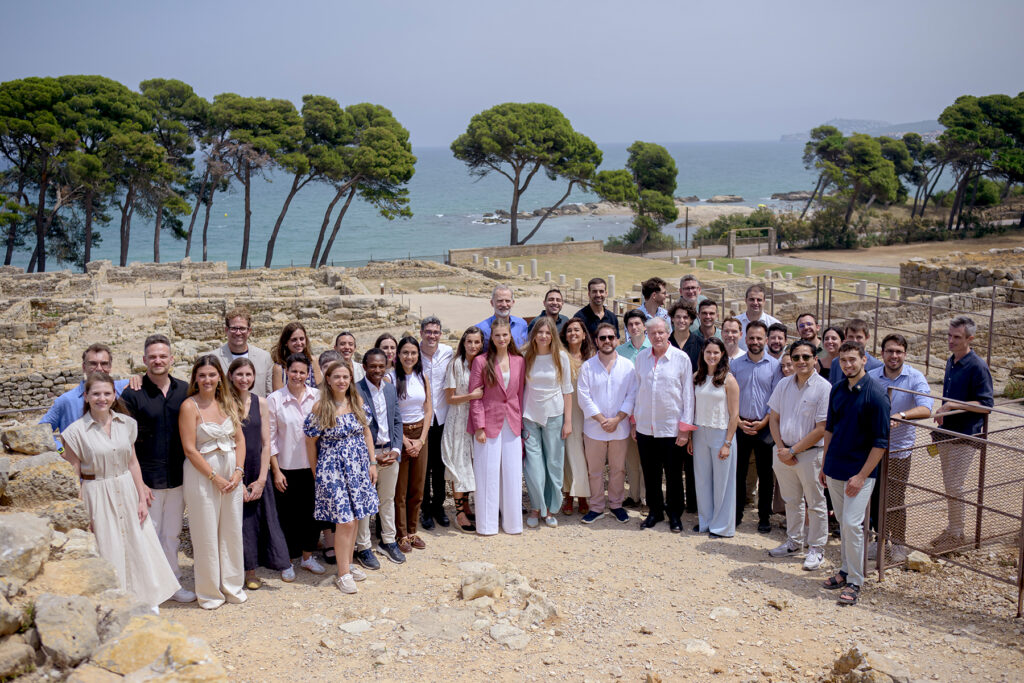 La Princesa de Asturias y de Girona y la Infanta Sofía visitan el yacimiento arqueológico de Empúries con un grupo de jóvenes en una jornada de actividades de la Fundación Princesa de Girona